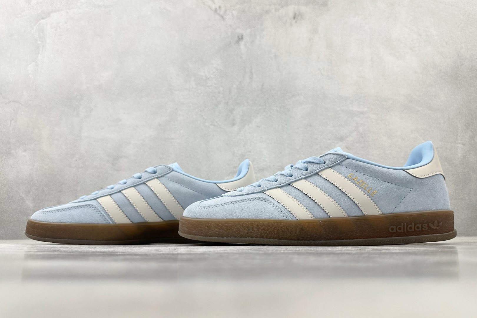 XC 
adidas originals GAZELLE 蓝白

货号：JI2717
尺码：35.5 3
