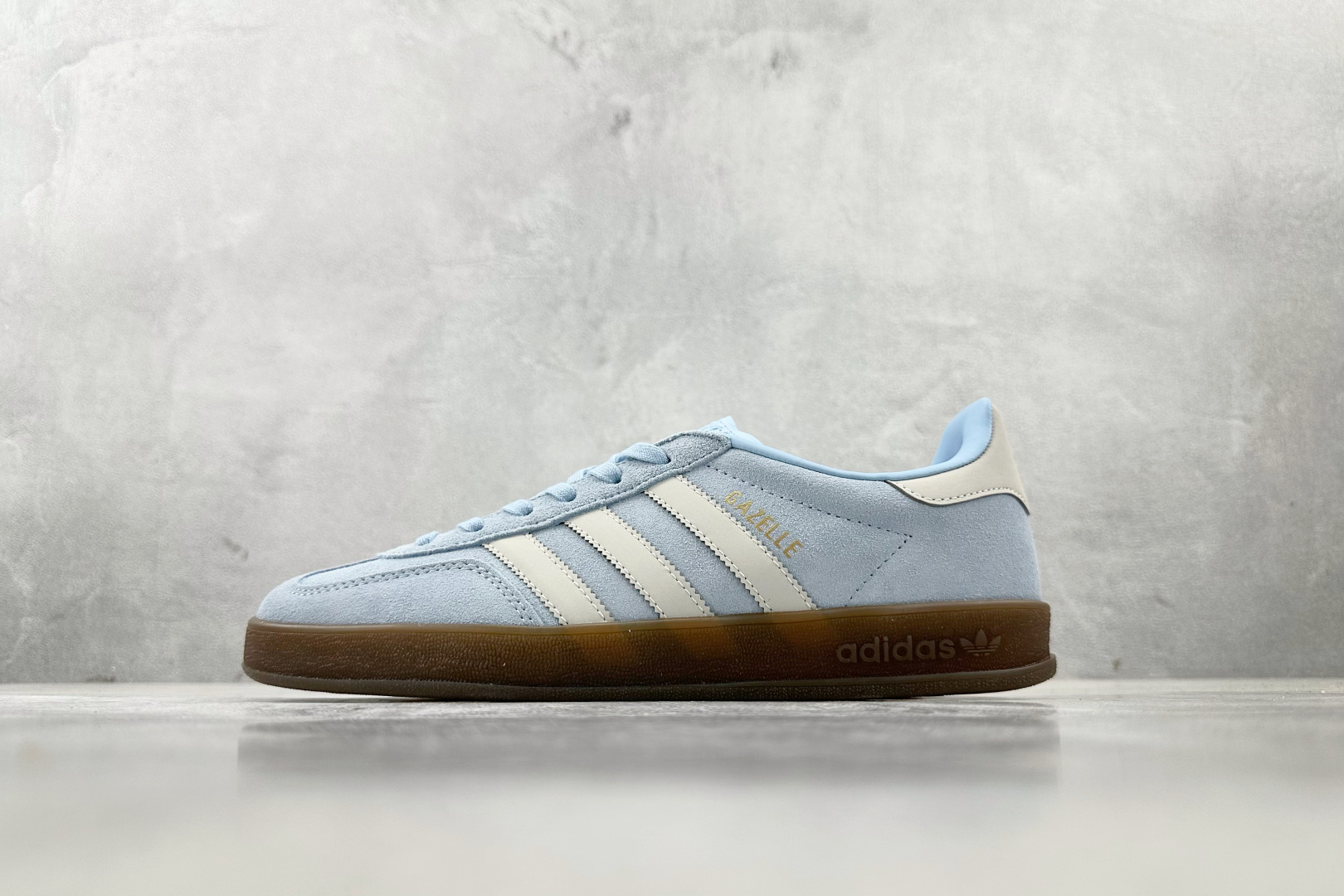 XC 
adidas originals GAZELLE 蓝白

货号：JI2717
尺码：35.5 3