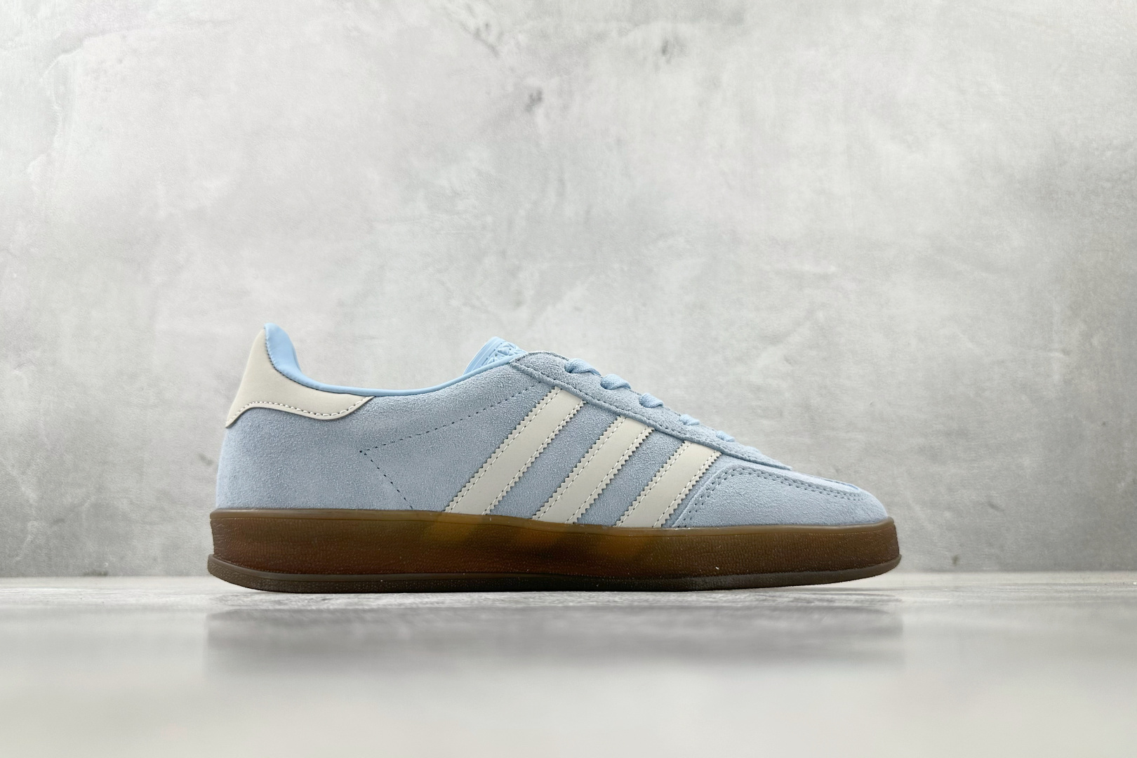 XC 
adidas originals GAZELLE 蓝白

货号：JI2717
尺码：35.5 3