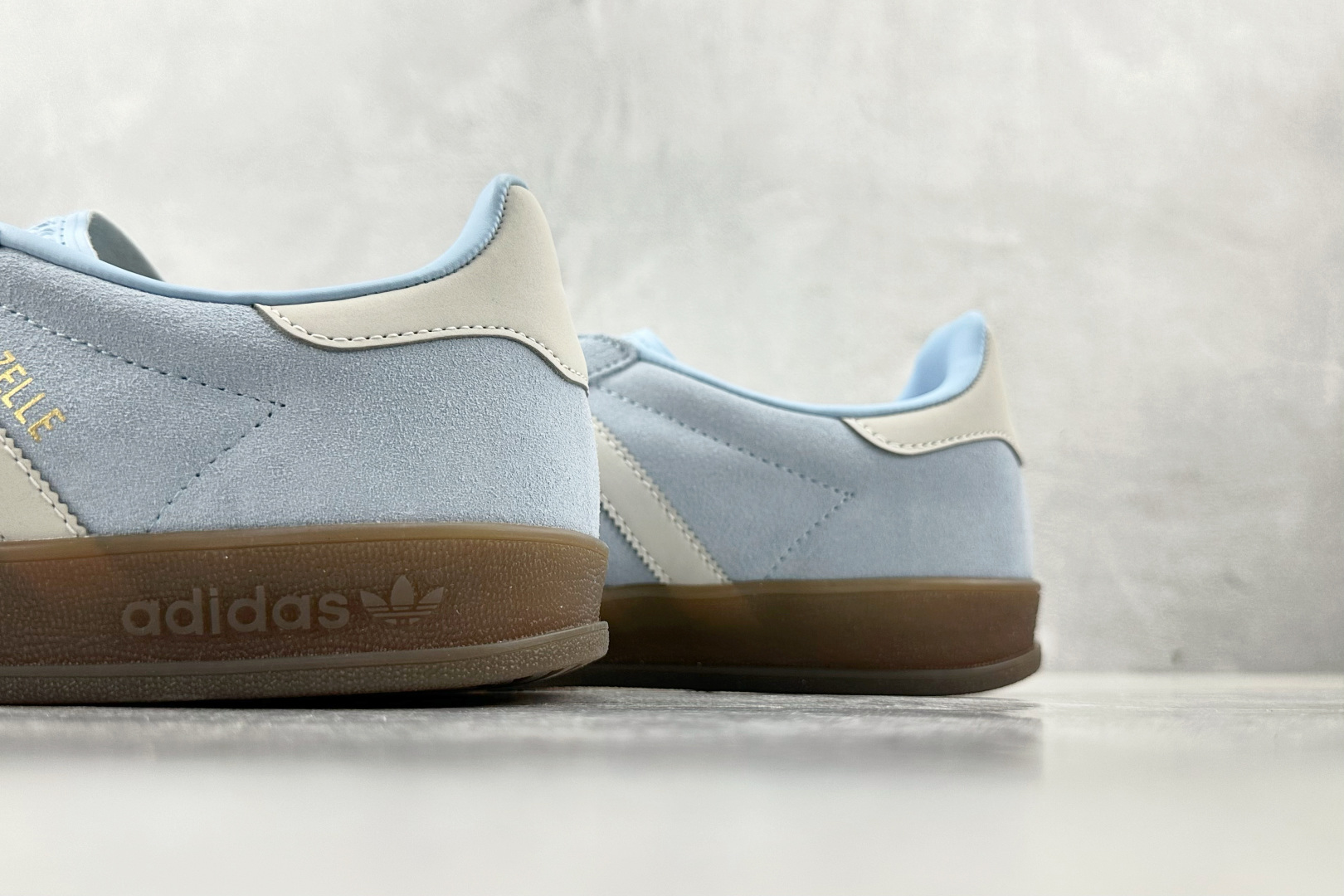 XC 
adidas originals GAZELLE 蓝白

货号：JI2717
尺码：35.5 3