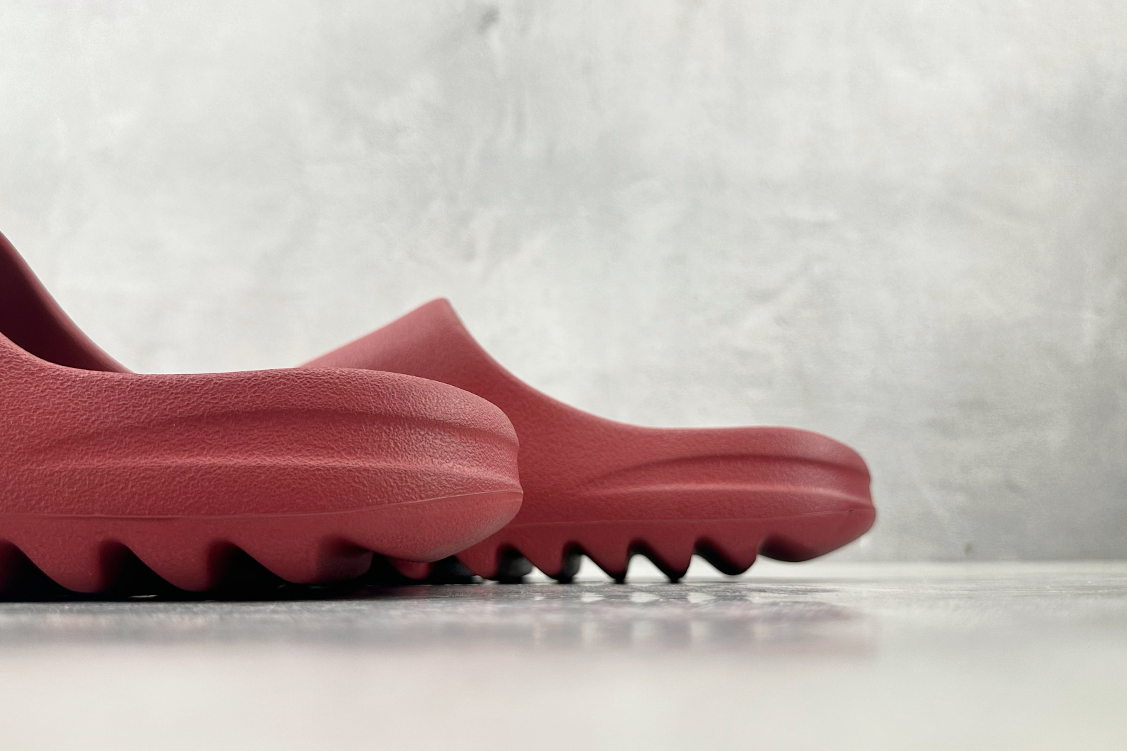 全新外贸大厂出品 adidas originals Yeezy Slide 雾面胭脂红 ID5988