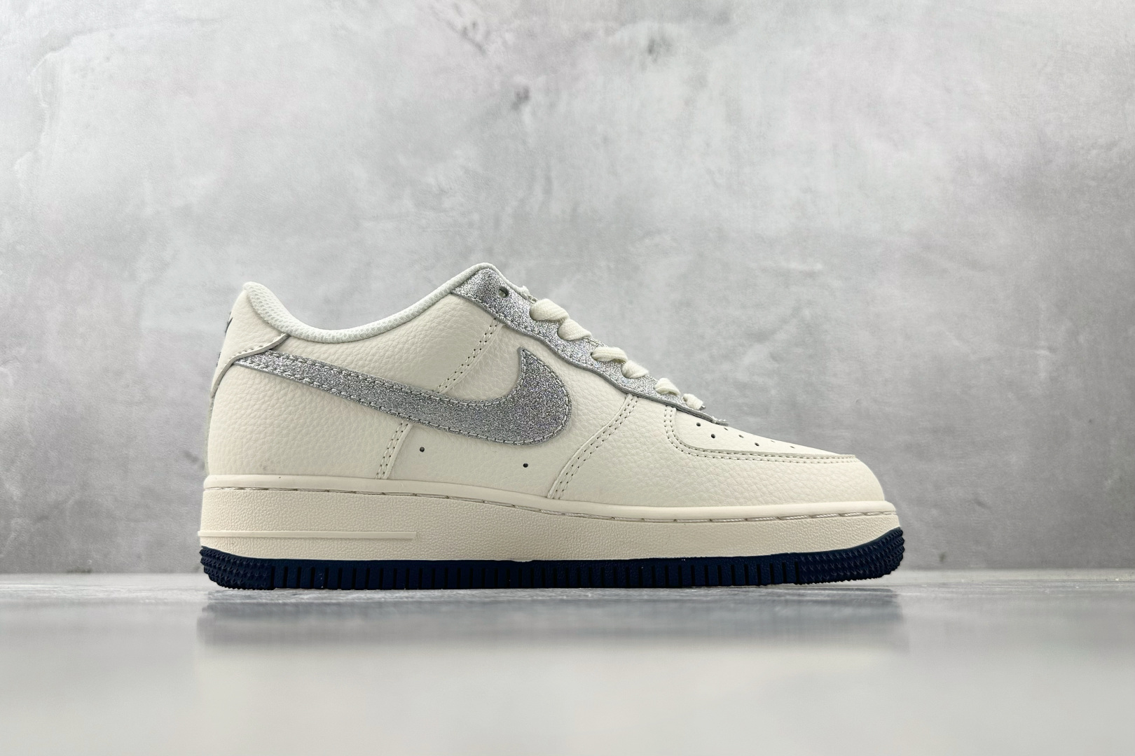 XC 
Nike Air Force 1'07 GUCCI 联名 米白灰

货号：XS1958 546

