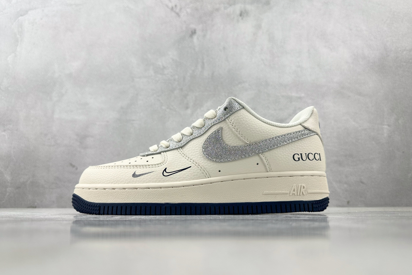 XC 
Nike Air Force 1'07 GUCCI 联名 米白灰

货号：XS1958 546
