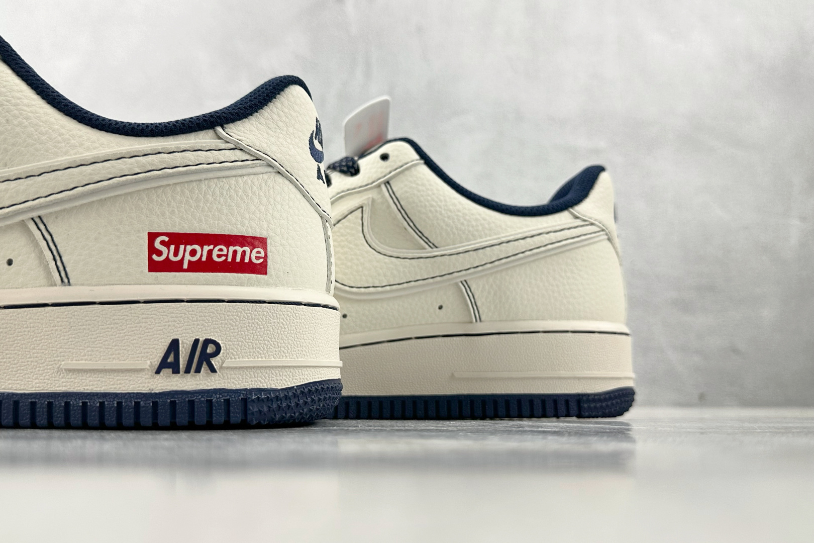 XC 
Nike Air Force 1'07 Supreme 联名 米白

货号：HH7518 074