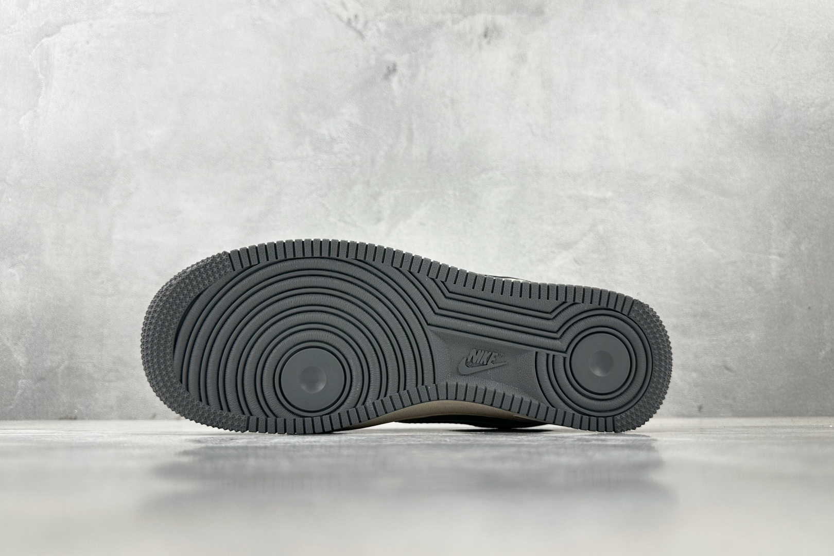 XC 
Nike Air Force 1'07 斯图西 联名 灰白

货号：XX3168 126
尺码：