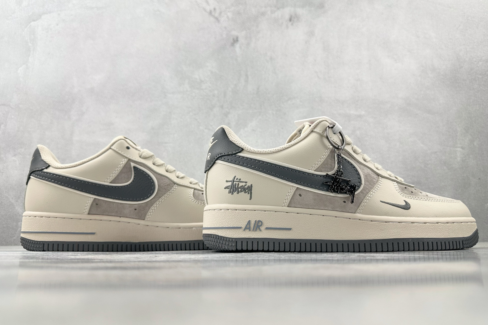 XC 
Nike Air Force 1'07 斯图西 联名 灰白

货号：XX3168 126
尺码：