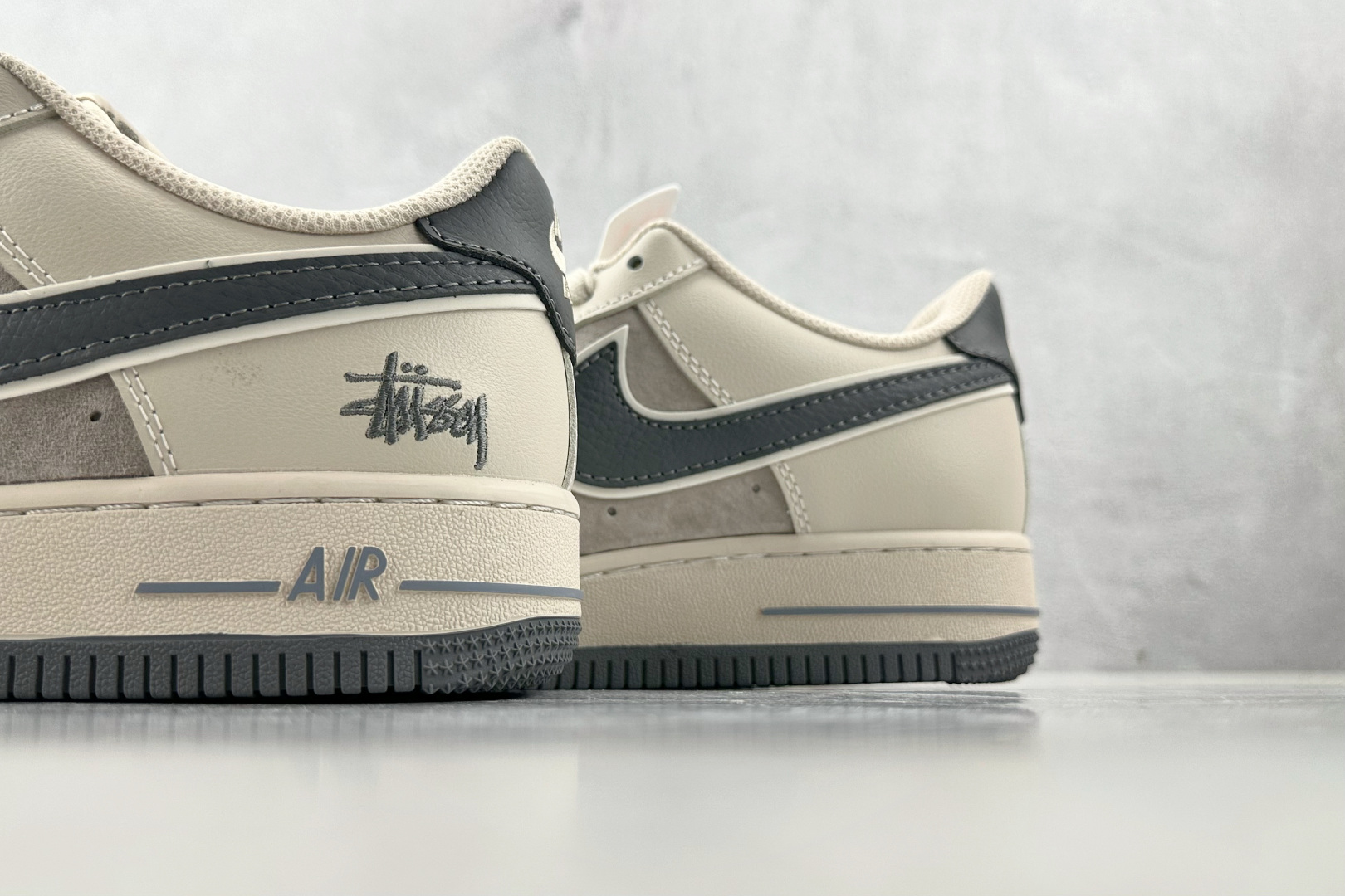 XC 
Nike Air Force 1'07 斯图西 联名 灰白

货号：XX3168 126
尺码：