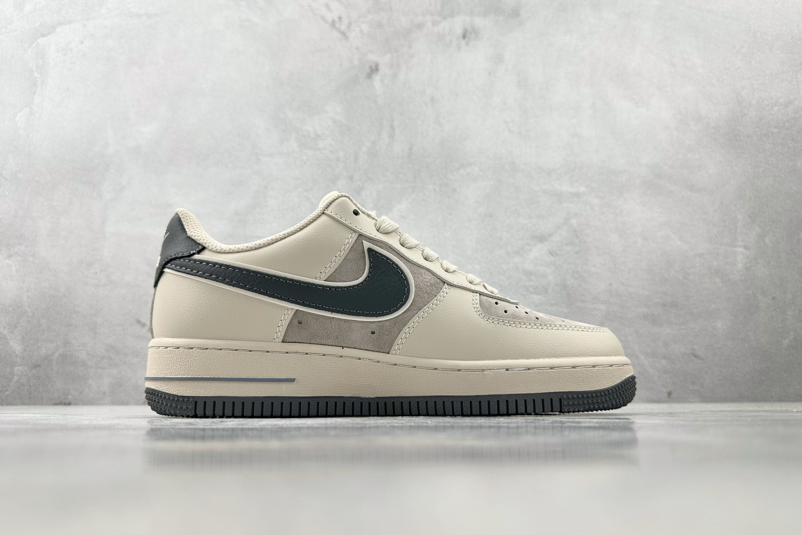 XC 
Nike Air Force 1'07 斯图西 联名 灰白

货号：XX3168 126
尺码：