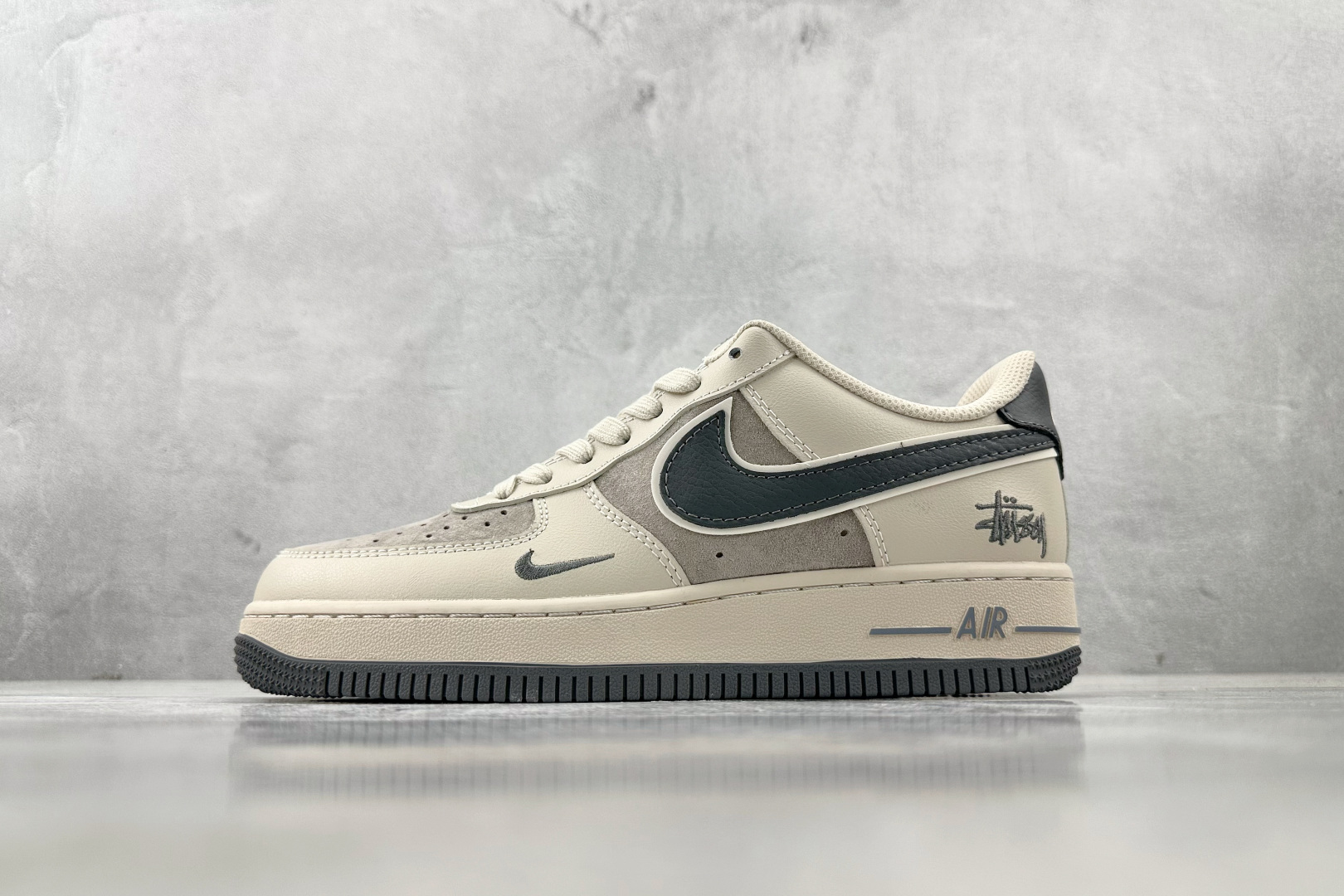 XC 
Nike Air Force 1'07 斯图西 联名 灰白

货号：XX3168 126
尺码：