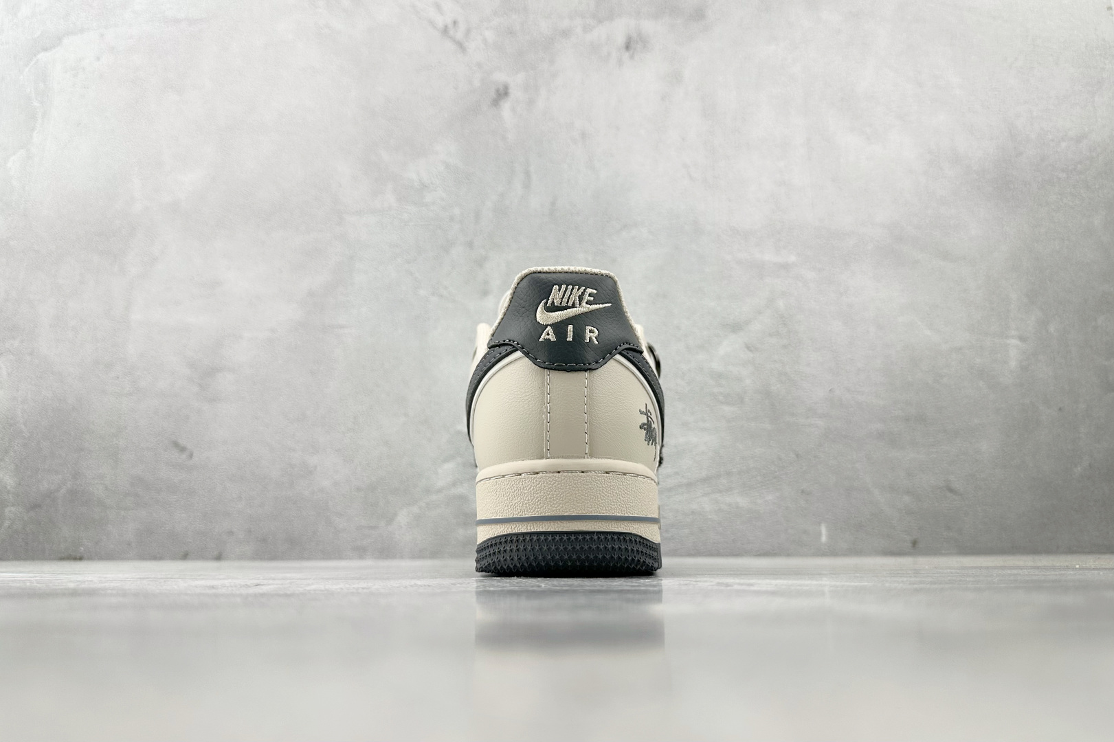 XC 
Nike Air Force 1'07 斯图西 联名 灰白

货号：XX3168 126
尺码：