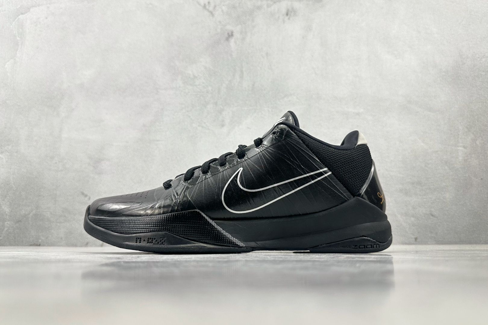 S2 
纯原生产线  Nike Kobe 5 黑武士

货号：-003
尺码：40.5 41 42 42