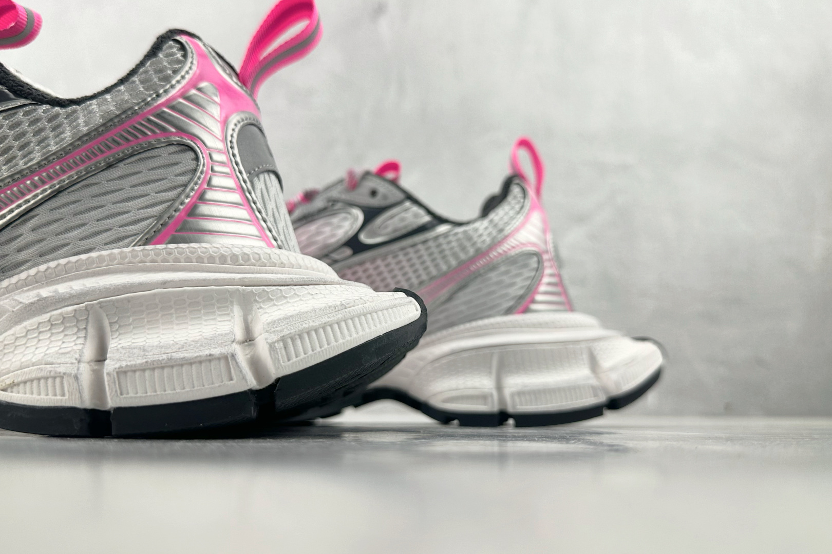 VG 
代购版 Balenciaga巴黎世家 3XL 粉灰白

货号： W3XTS 1511
尺码：35