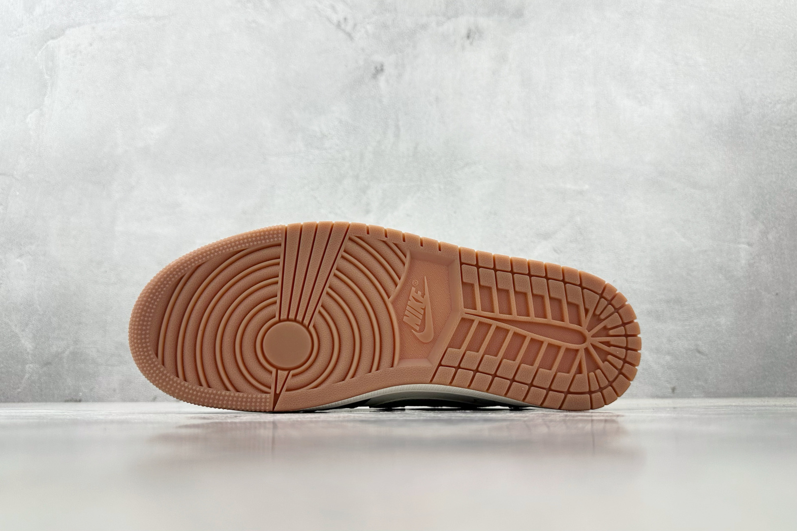 DK 
定制 Air Jordan 1 Low ow SP 黑白灰

货号：DN6901 095
尺码：