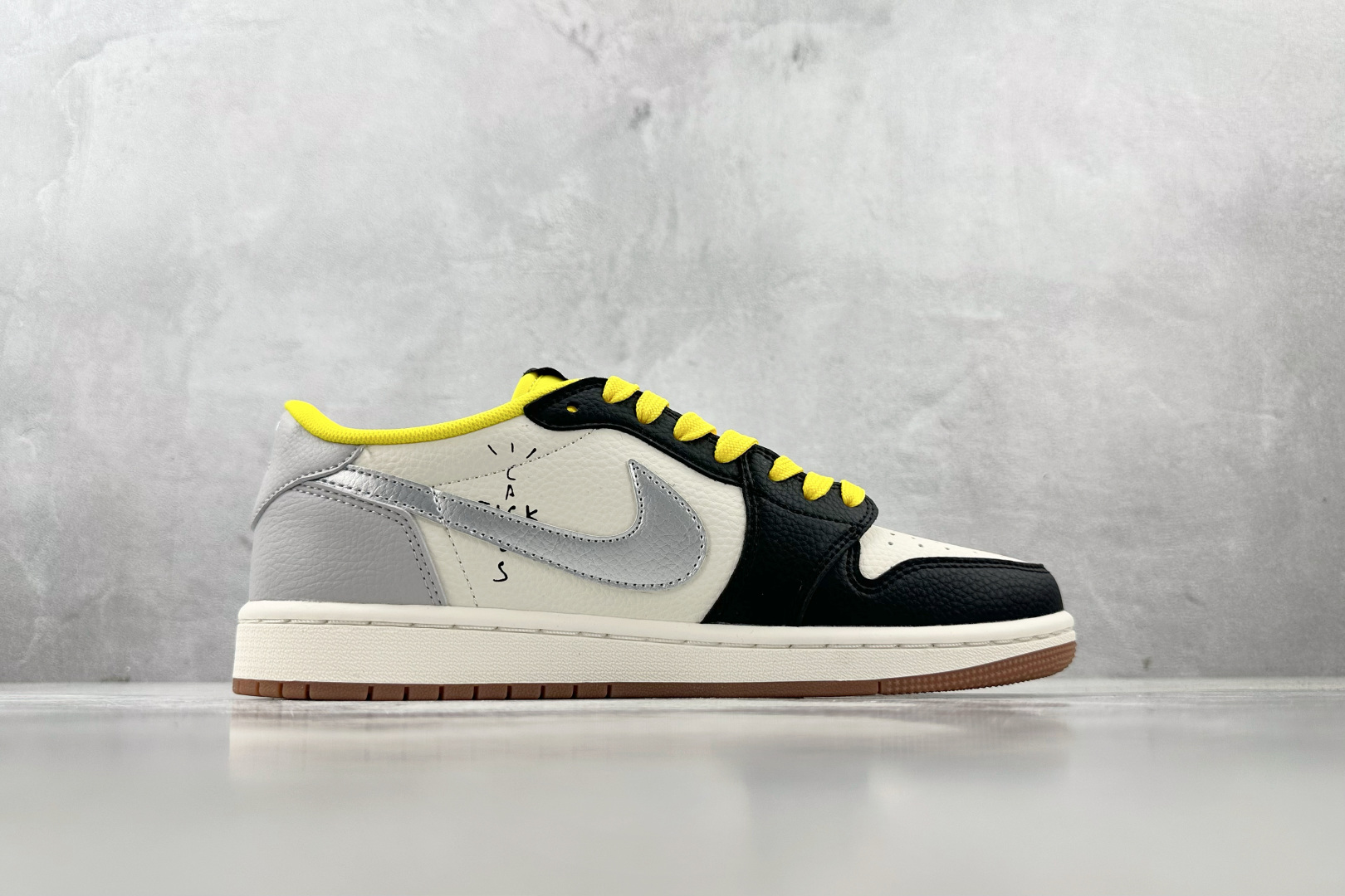 DK 
定制 Air Jordan 1 Low ow SP 黑白灰

货号：DN6901 095
尺码：