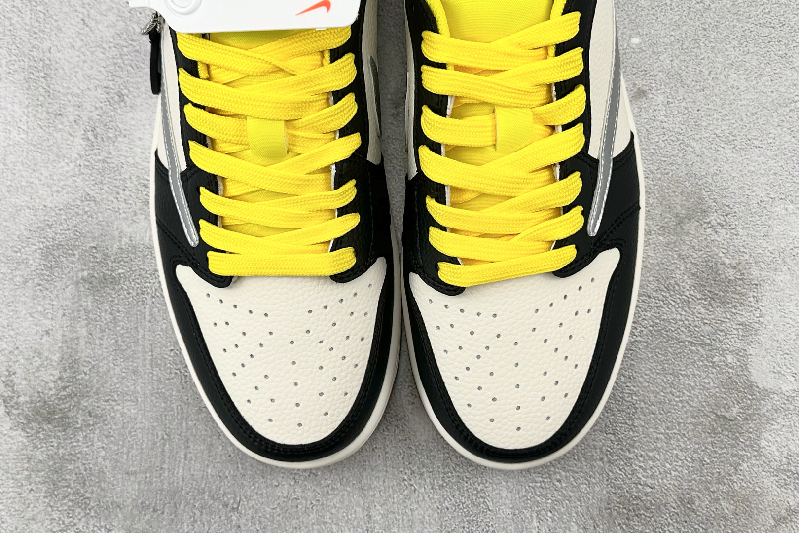 DK 
定制 Air Jordan 1 Low ow SP 黑白灰

货号：DN6901 095
尺码：