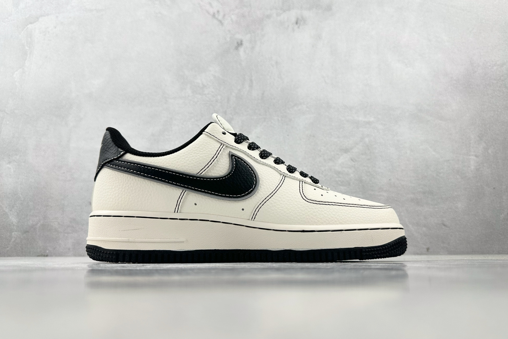 XC 
Nike Air Force 1'07 斯图西 联名 米白黑

货号：HH7518 059
尺码