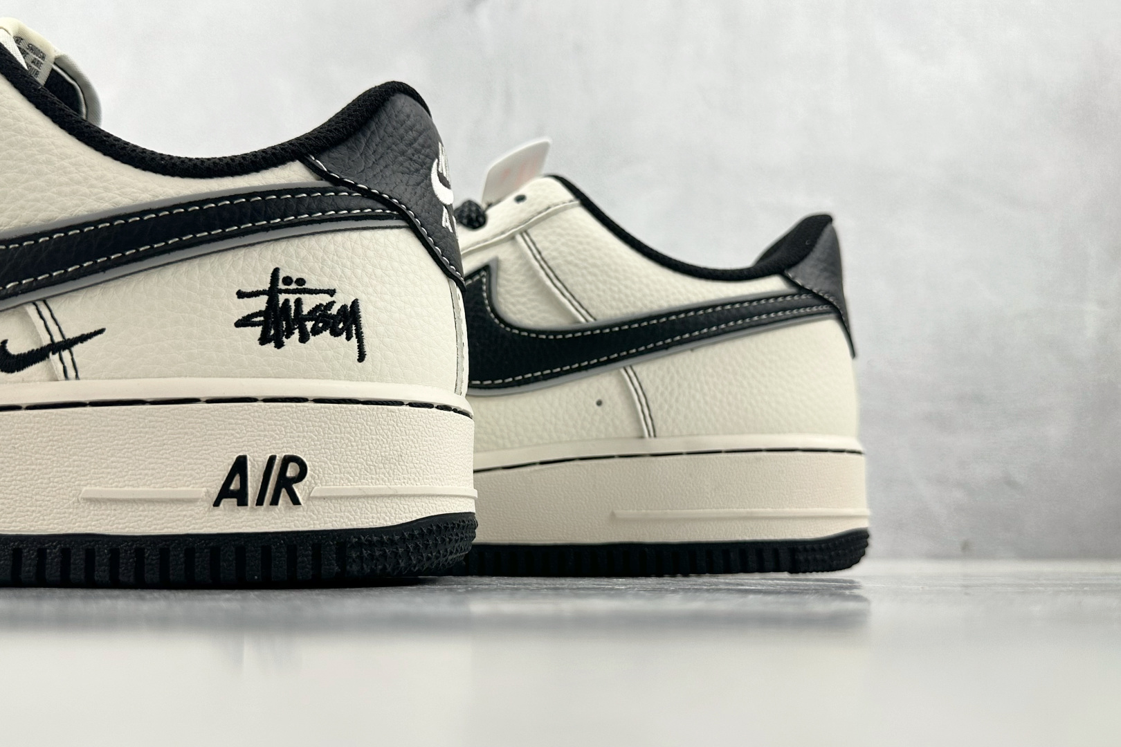 XC 
Nike Air Force 1'07 斯图西 联名 米白黑

货号：HH7518 059
尺码