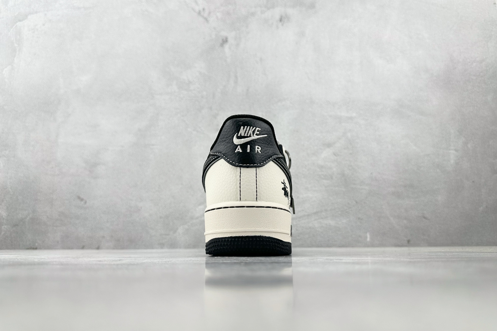 XC 
Nike Air Force 1'07 斯图西 联名 米白黑

货号：HH7518 059
尺码