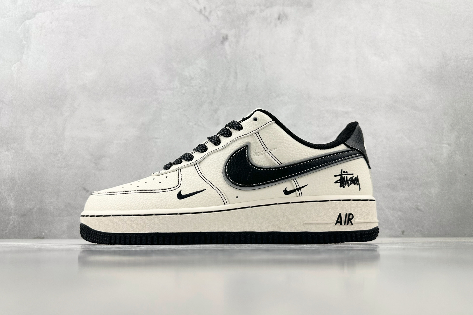 XC 
Nike Air Force 1'07 斯图西 联名 米白黑

货号：HH7518 059
尺码