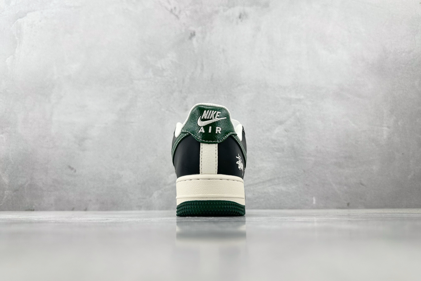 XC 
Nike Air Force 1'07 斯图西 联名 黑白绿

货号：XS1958 572
尺码