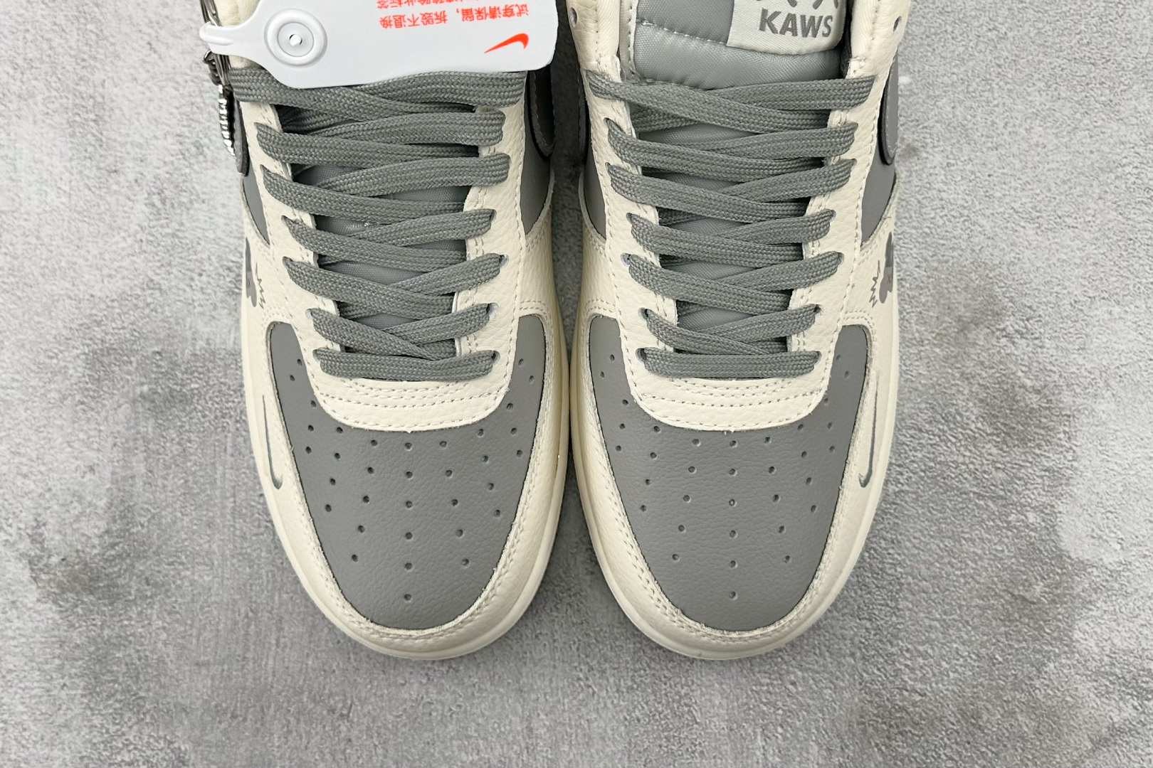 XC 
Nike Air Force 1'07 KAWS 联名 米白灰

货号：KK1988 078
尺