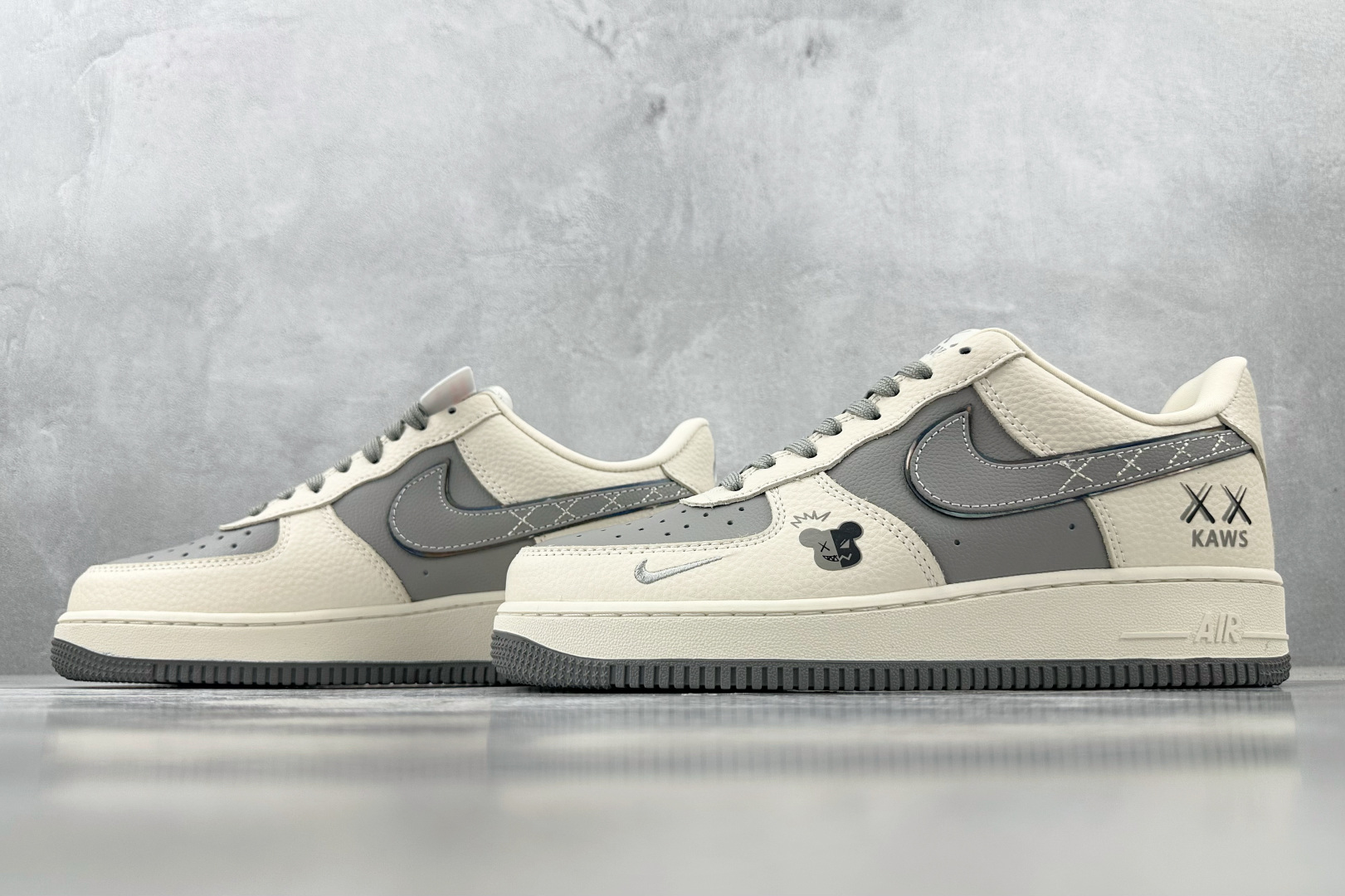 XC 
Nike Air Force 1'07 KAWS 联名 米白灰

货号：KK1988 078
尺