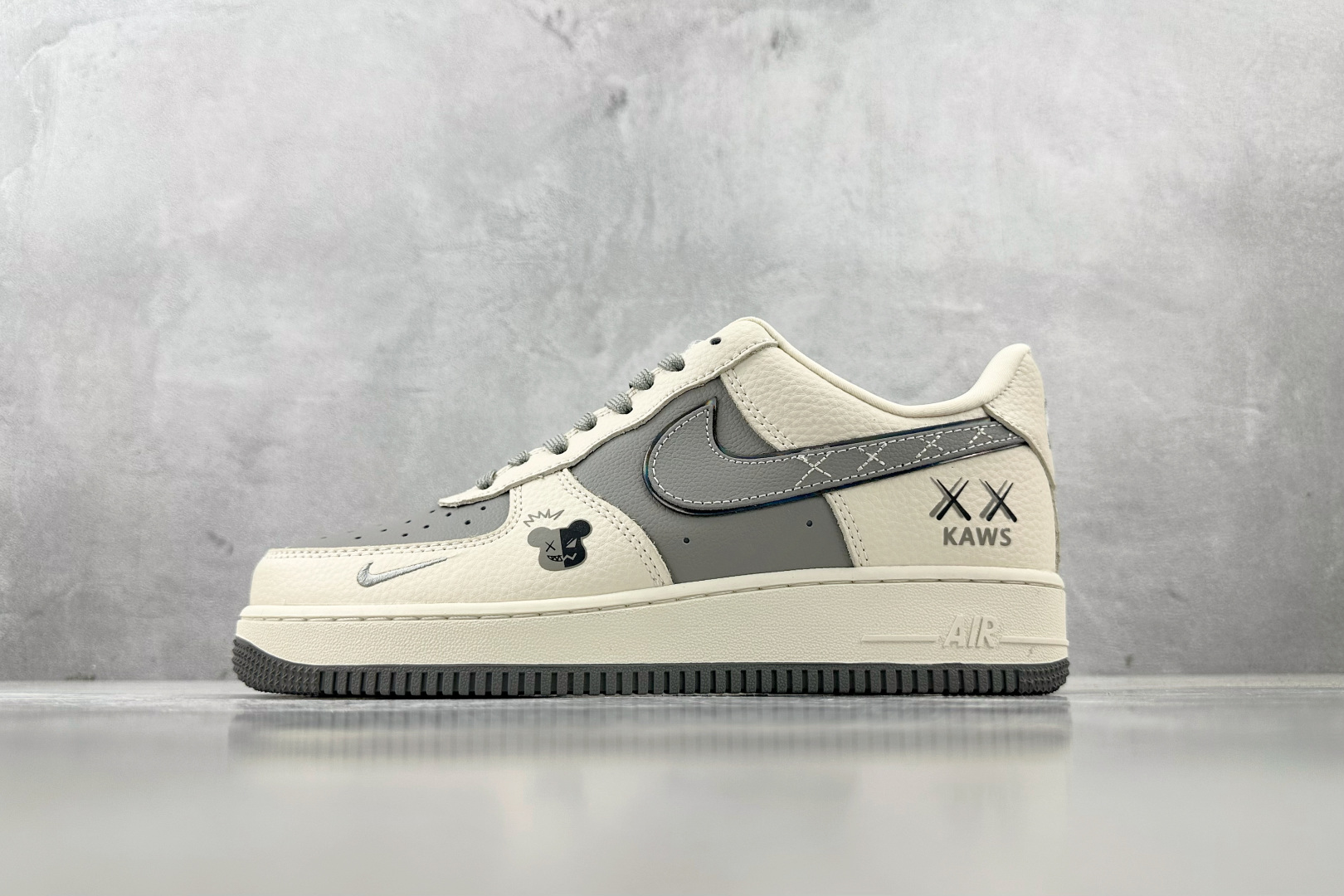 XC 
Nike Air Force 1'07 KAWS 联名 米白灰

货号：KK1988 078
尺