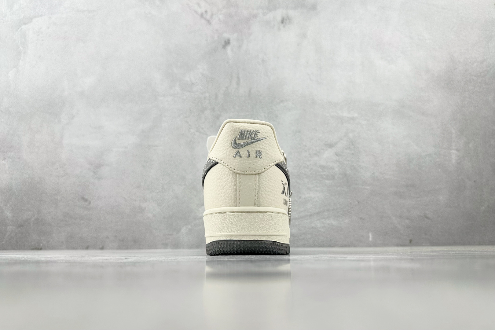 XC 
Nike Air Force 1'07 KAWS 联名 米白灰

货号：KK1988 078
尺