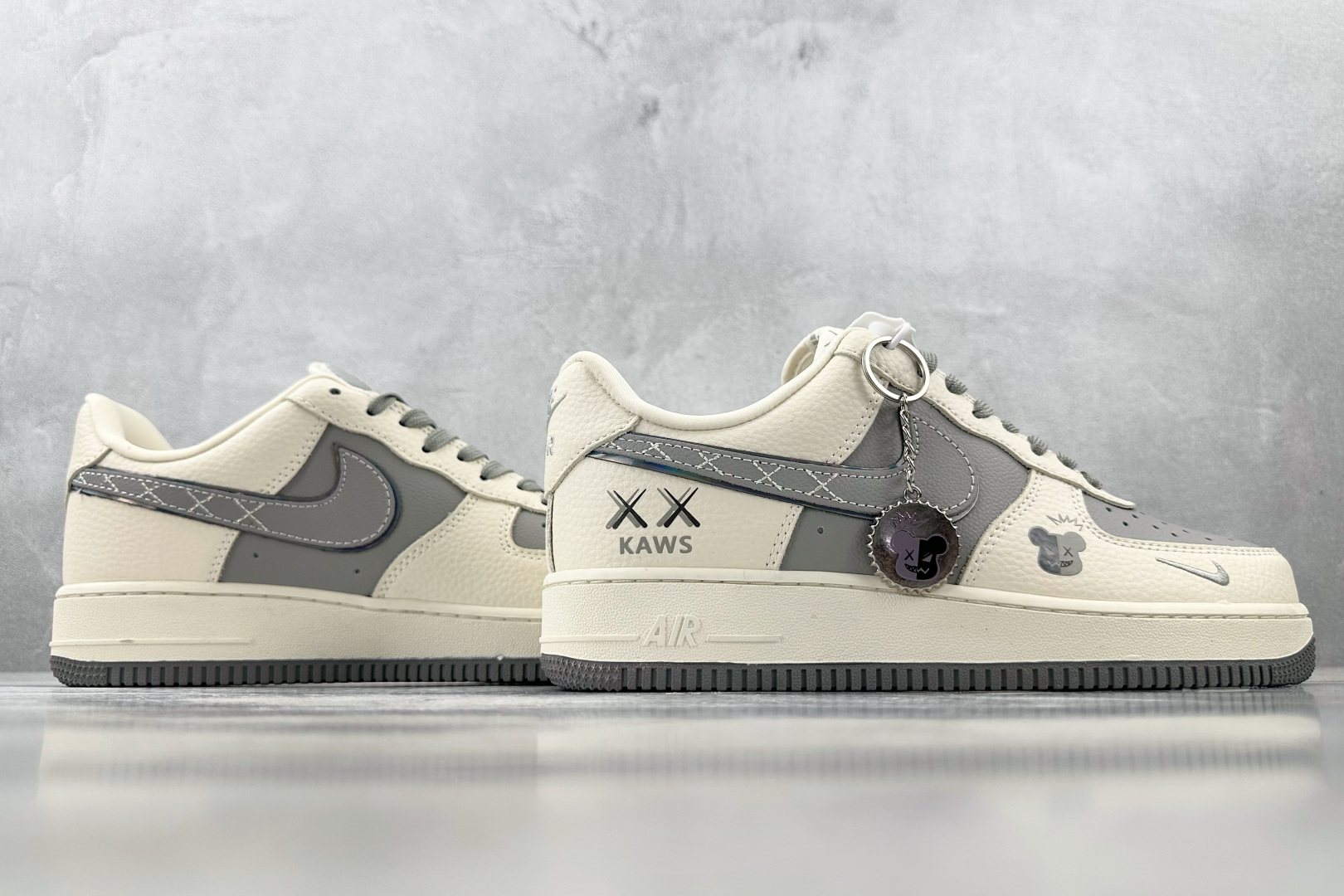 XC 
Nike Air Force 1'07 KAWS 联名 米白灰

货号：KK1988 078
尺