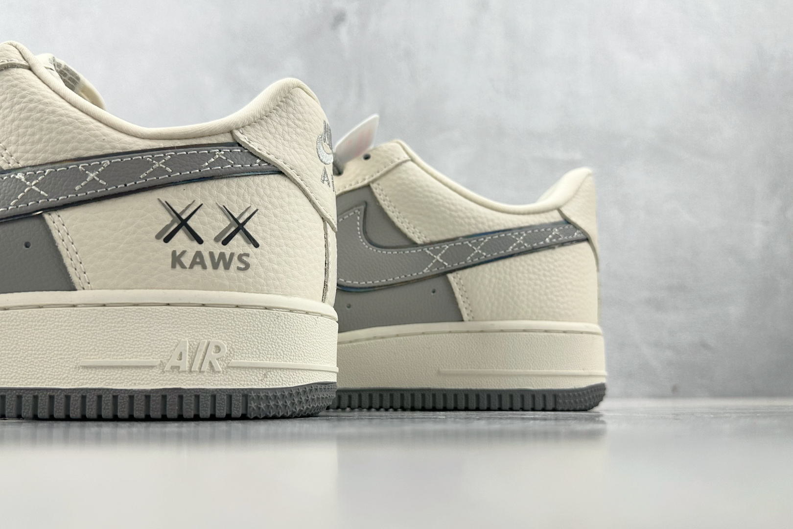 XC 
Nike Air Force 1'07 KAWS 联名 米白灰

货号：KK1988 078
尺