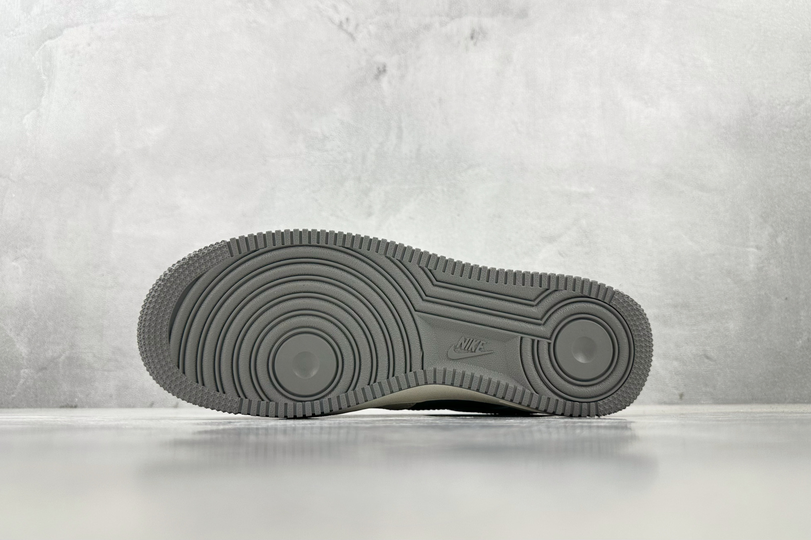 XC 
Nike Air Force 1'07 KAWS 联名 米白灰

货号：KK1988 078
尺