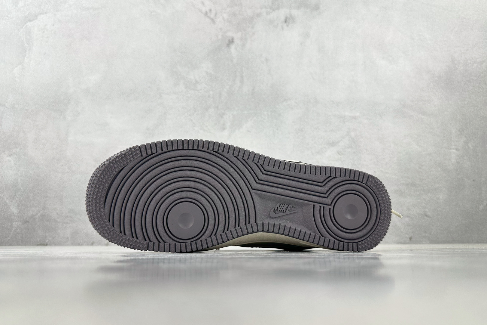 XC 
Nike Air Force 1'07  LV 联名 米白灰

货号：DM6868 067
尺码