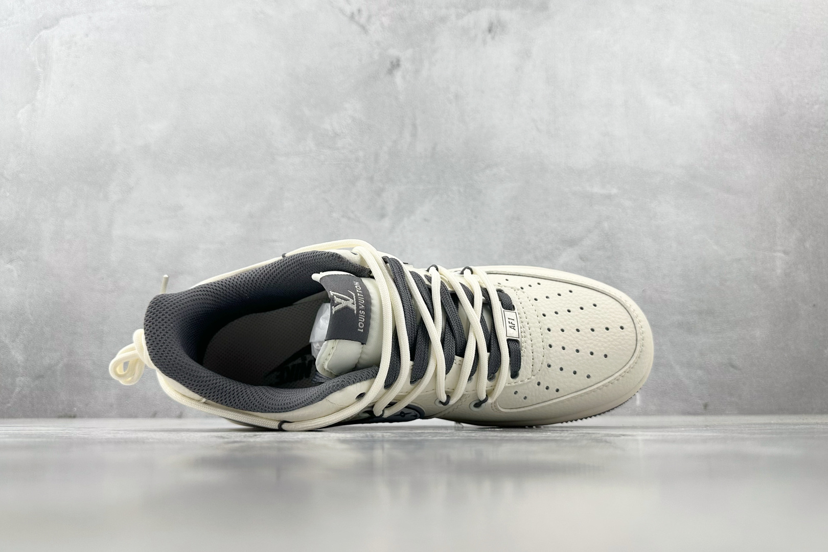 XC 
Nike Air Force 1'07  LV 联名 米白灰

货号：DM6868 067
尺码