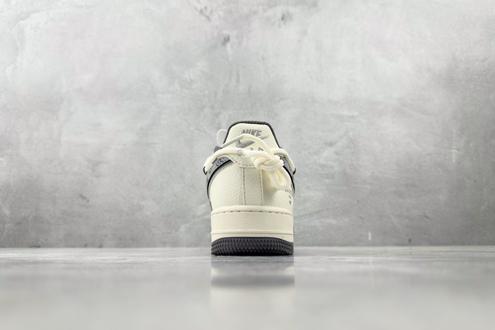 XC 
Nike Air Force 1'07  LV 联名 米白灰

货号：DM6868 067
尺码