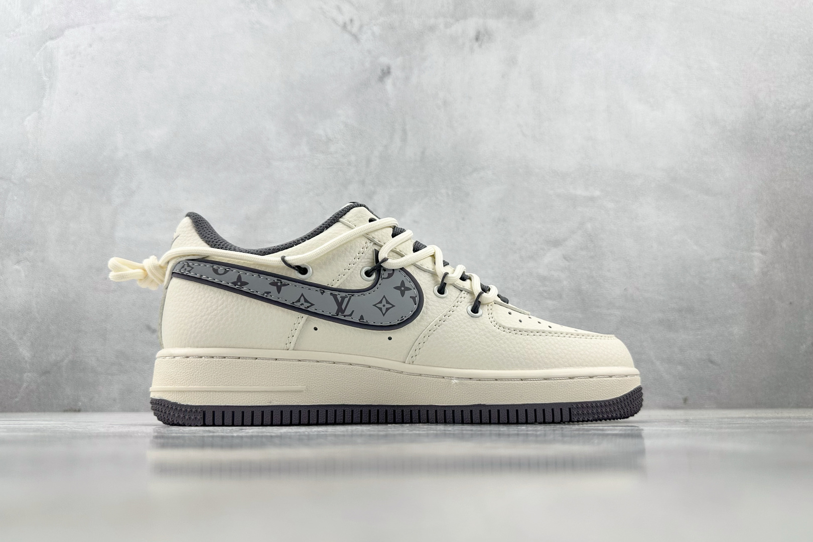 XC 
Nike Air Force 1'07  LV 联名 米白灰

货号：DM6868 067
尺码