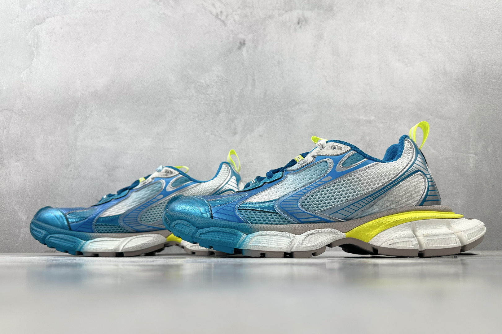 GT 
全套数据私模 Balenciaga 巴黎世家 3XL 白蓝渐变色

货号：W3XTS9479
尺
