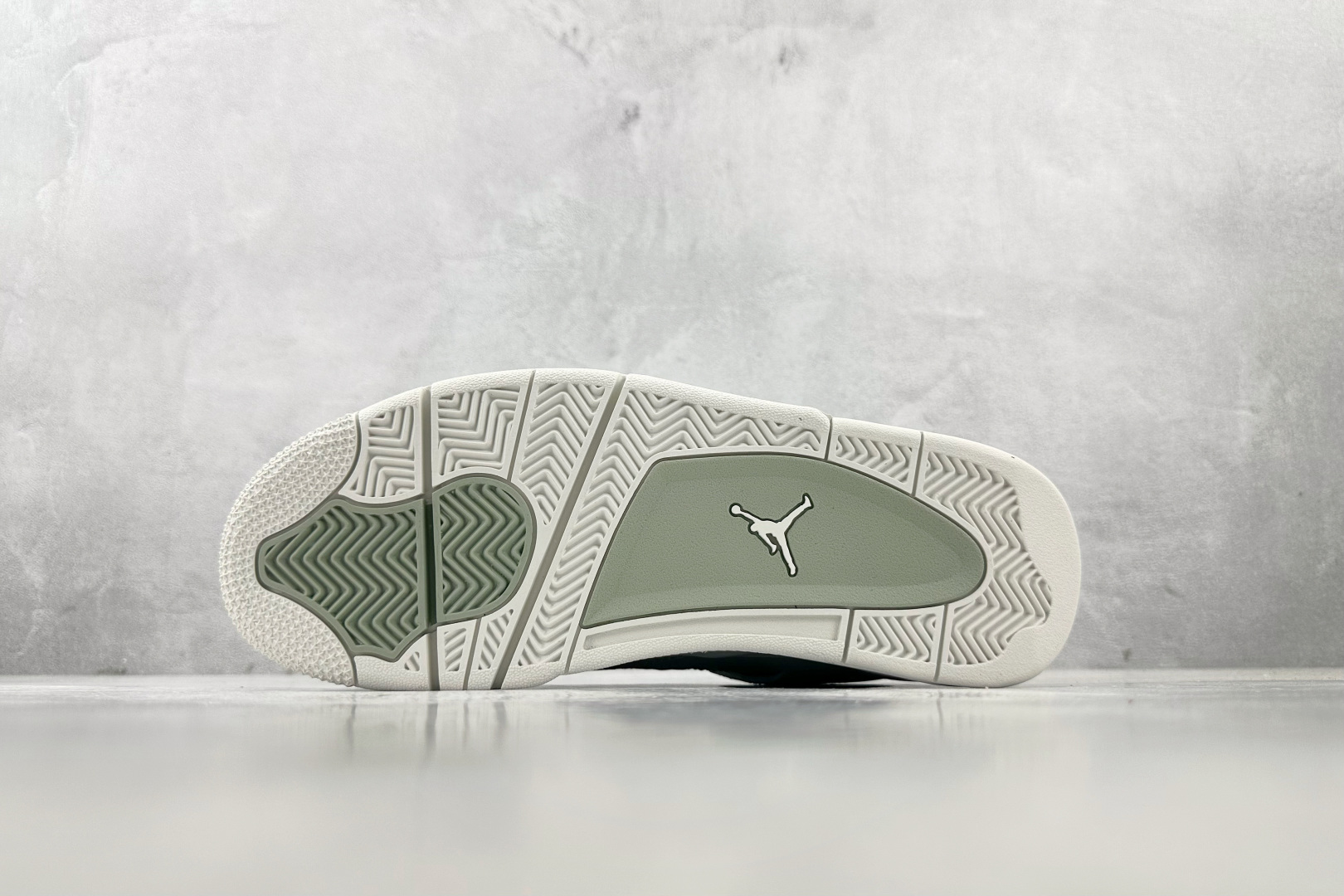绿 X 
Jordan Air Jordan 4 “Seafoam”绿米

货号：HV0823-003
