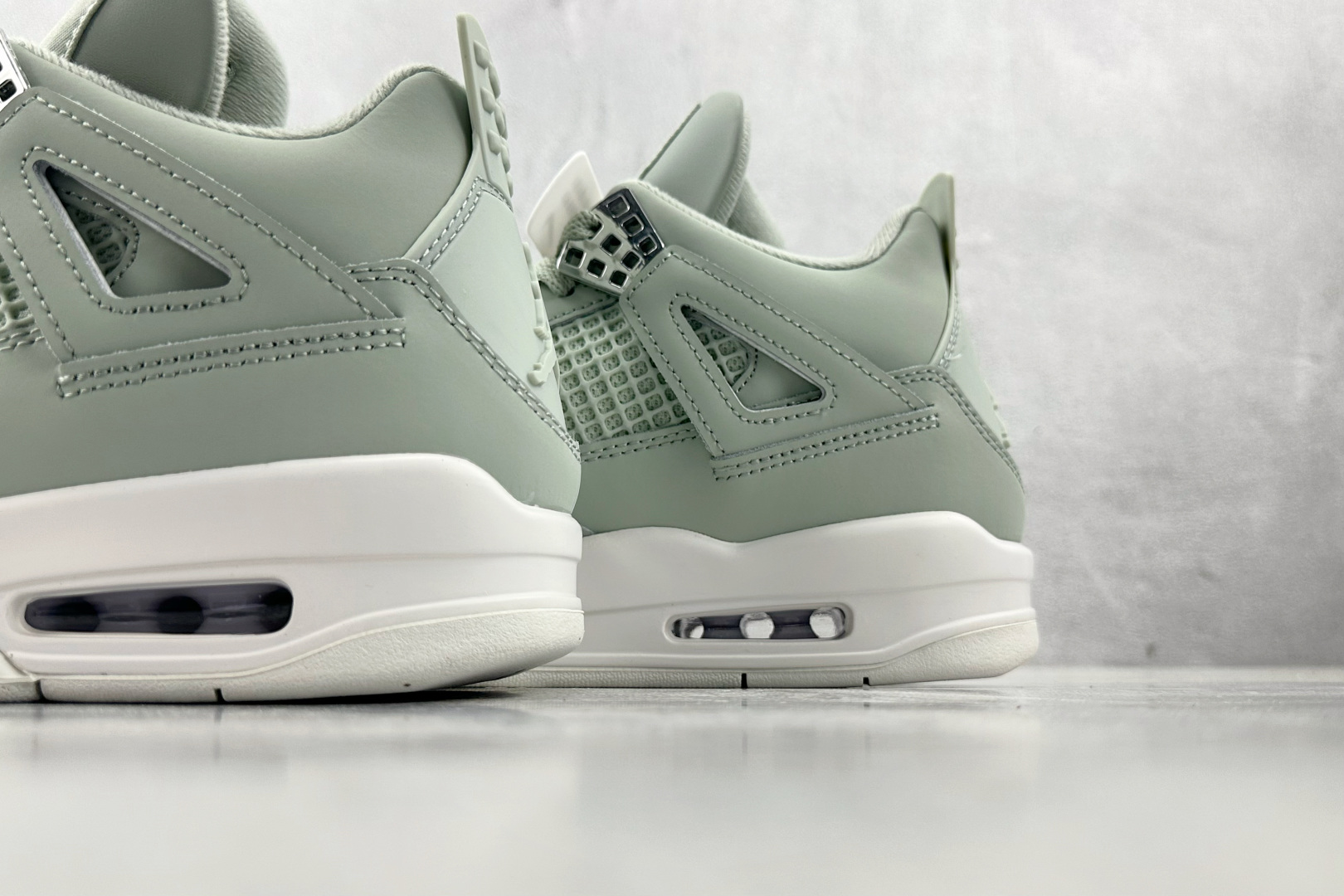 绿 X 
Jordan Air Jordan 4 “Seafoam”绿米

货号：HV0823-003
