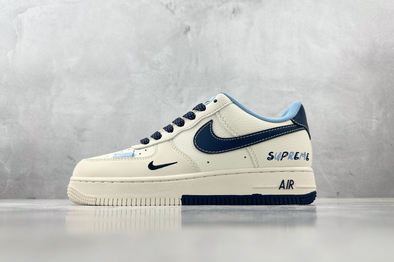 XC 
Nike Air Force 1'07  Supreme 联名 米白蓝

货号：XS1958 5