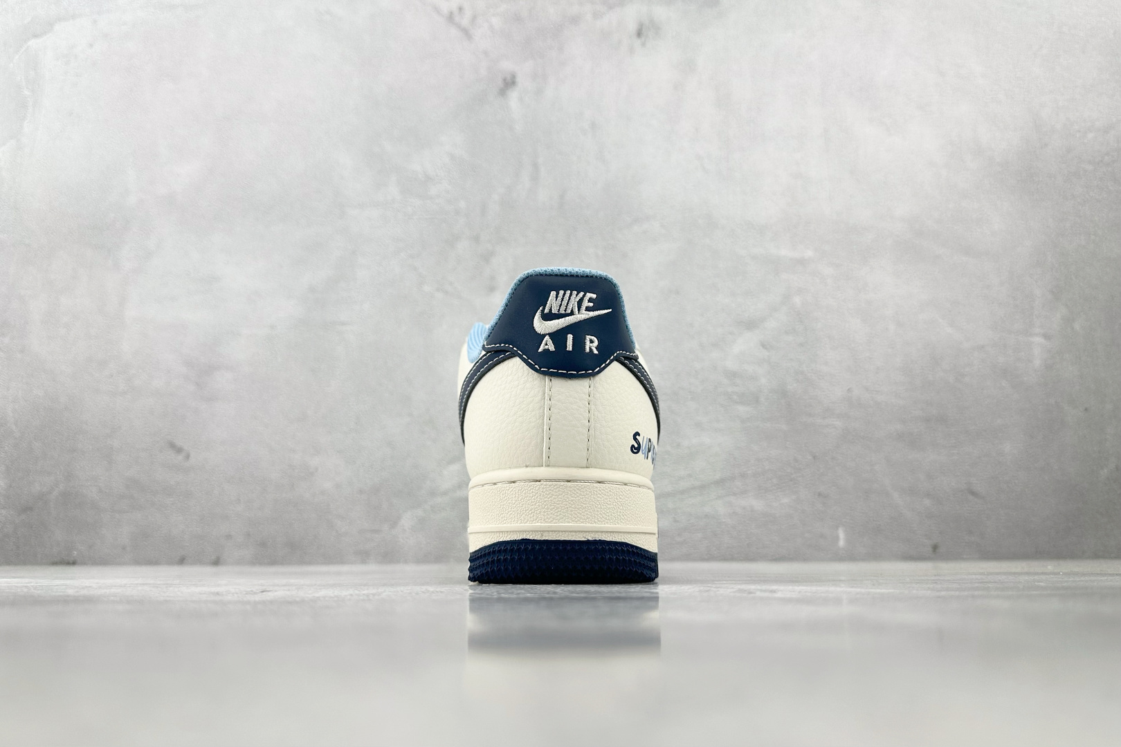 XC 
Nike Air Force 1'07  Supreme 联名 米白蓝

货号：XS1958 5