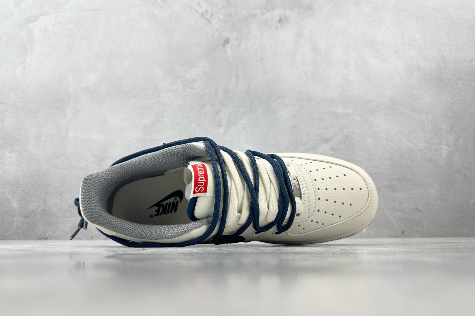 XC 
Nike Air Force 1'07  Supreme 联名 米白蓝

货号：DM6868 0