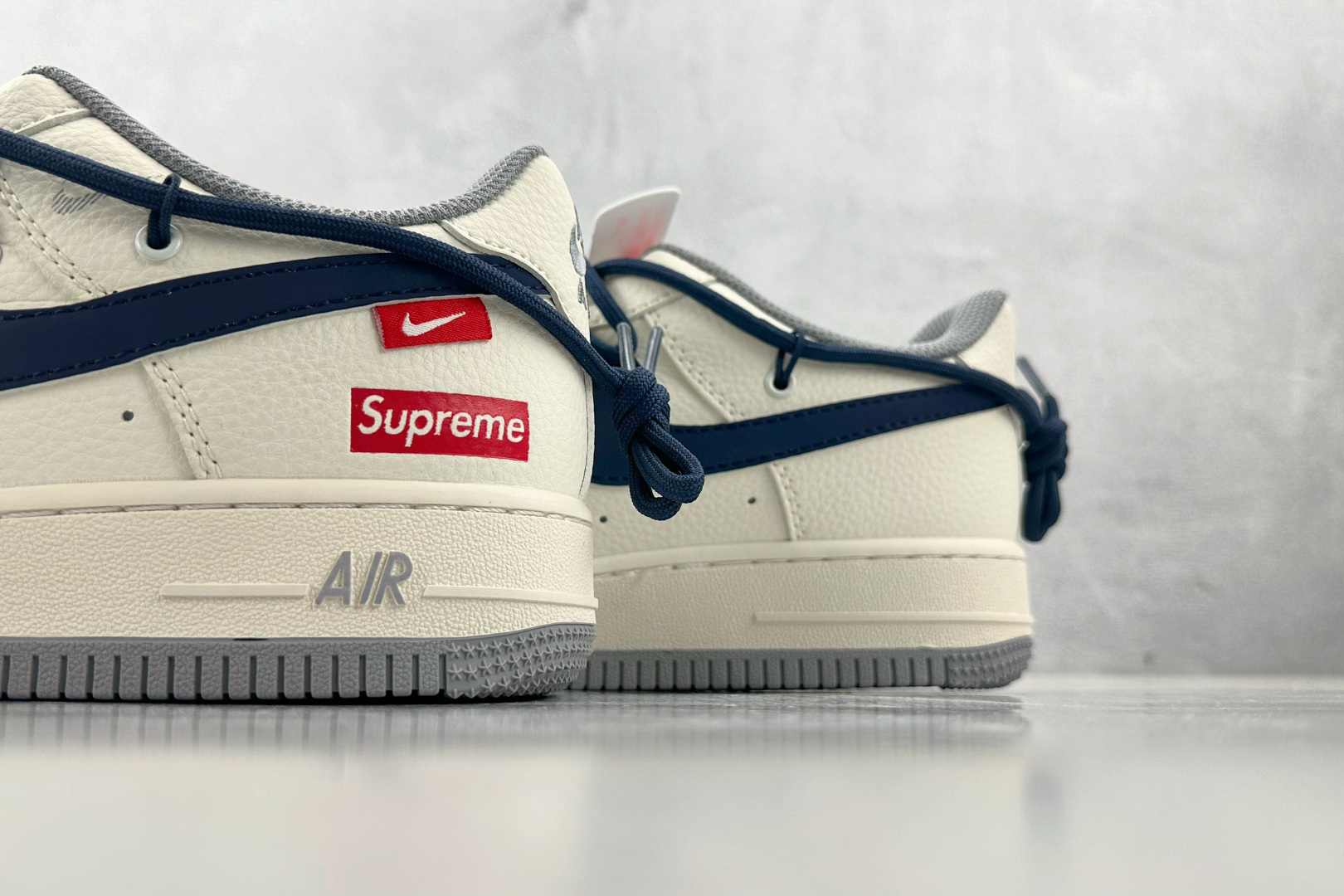 XC 
Nike Air Force 1'07  Supreme 联名 米白蓝

货号：DM6868 0