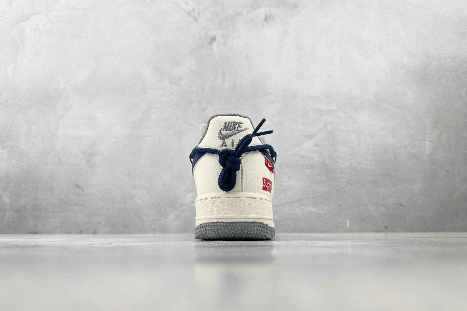 XC 
Nike Air Force 1'07  Supreme 联名 米白蓝

货号：DM6868 0