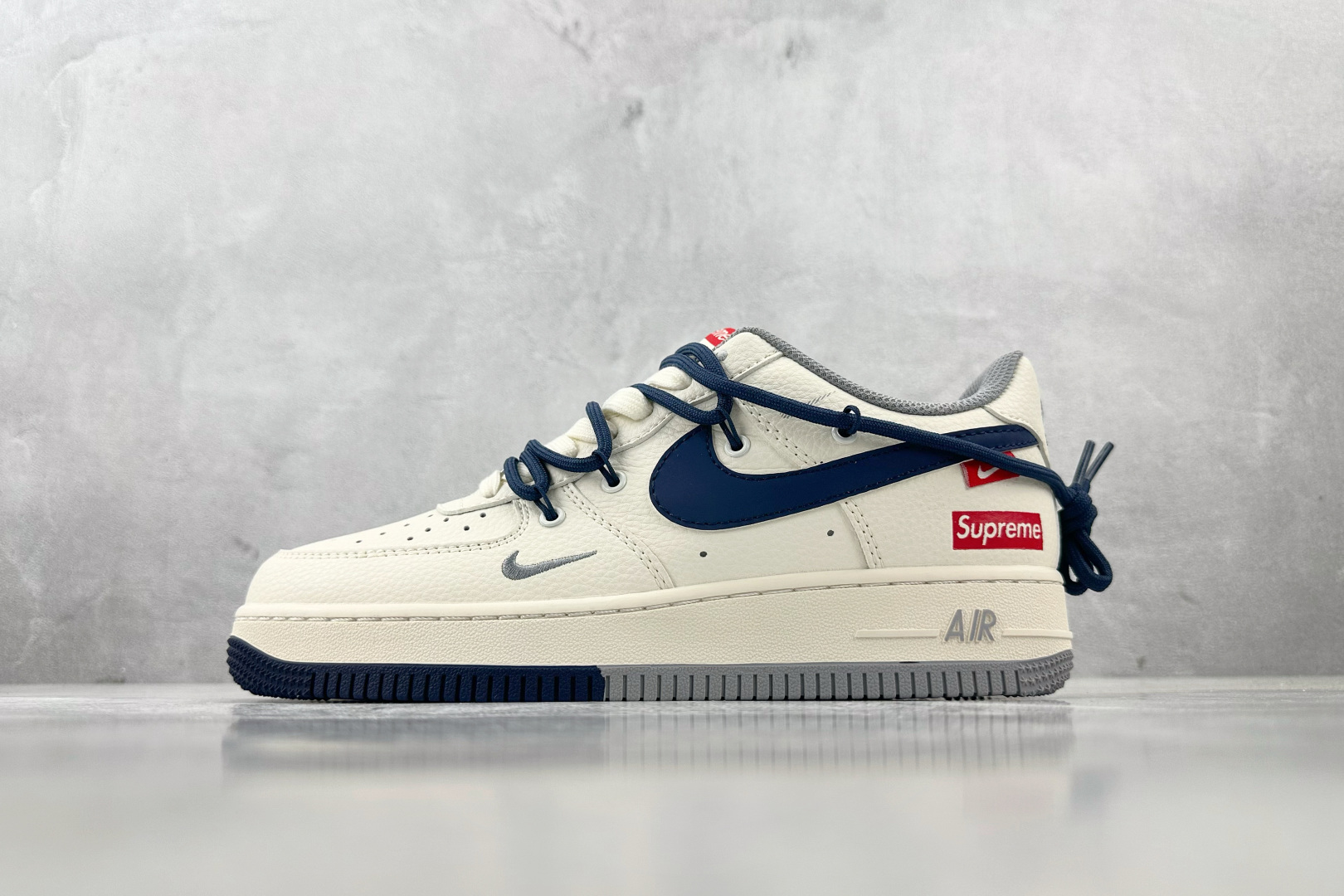 XC 
Nike Air Force 1'07  Supreme 联名 米白蓝

货号：DM6868 0