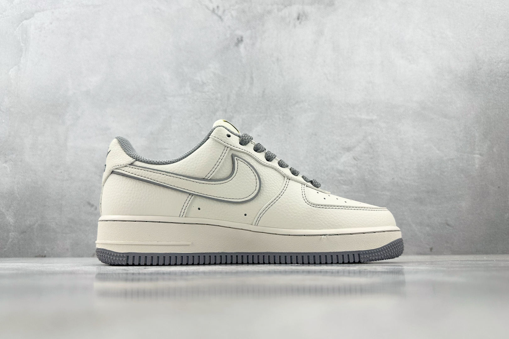 XC 
Nike Air Force 1'07  猿人头 联名 米白灰

货号：HH7518 065
尺