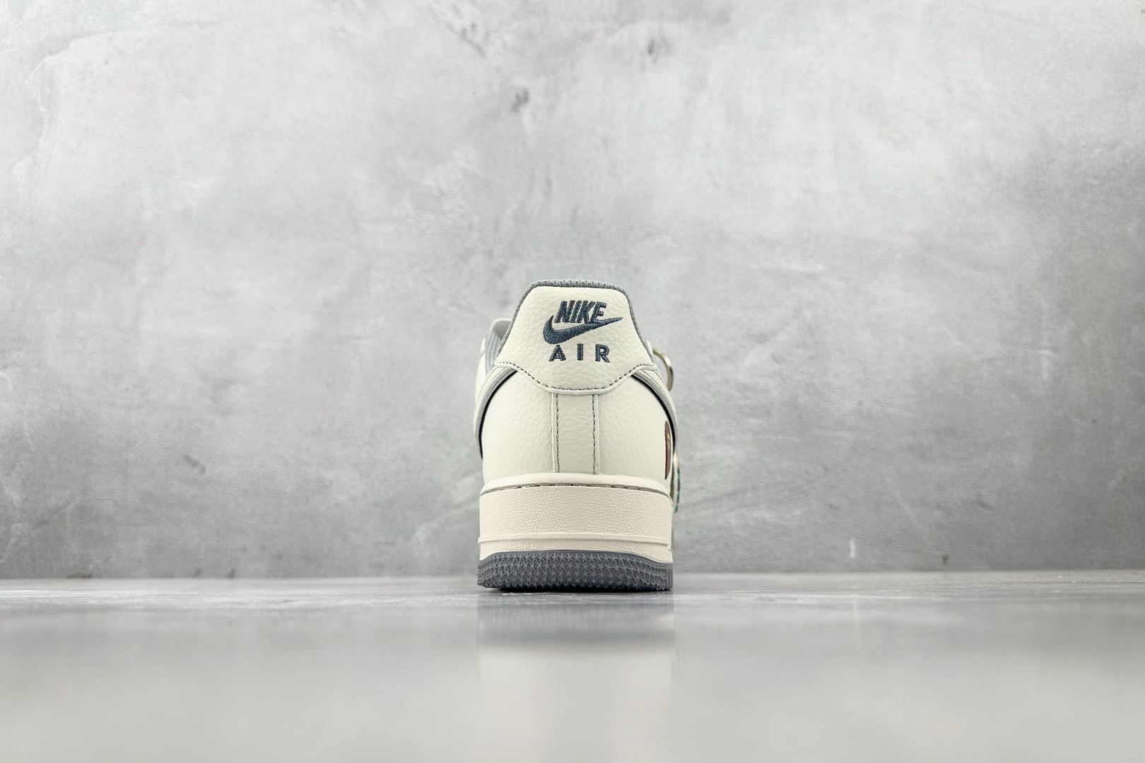 XC 
Nike Air Force 1'07  猿人头 联名 米白灰

货号：HH7518 065
尺