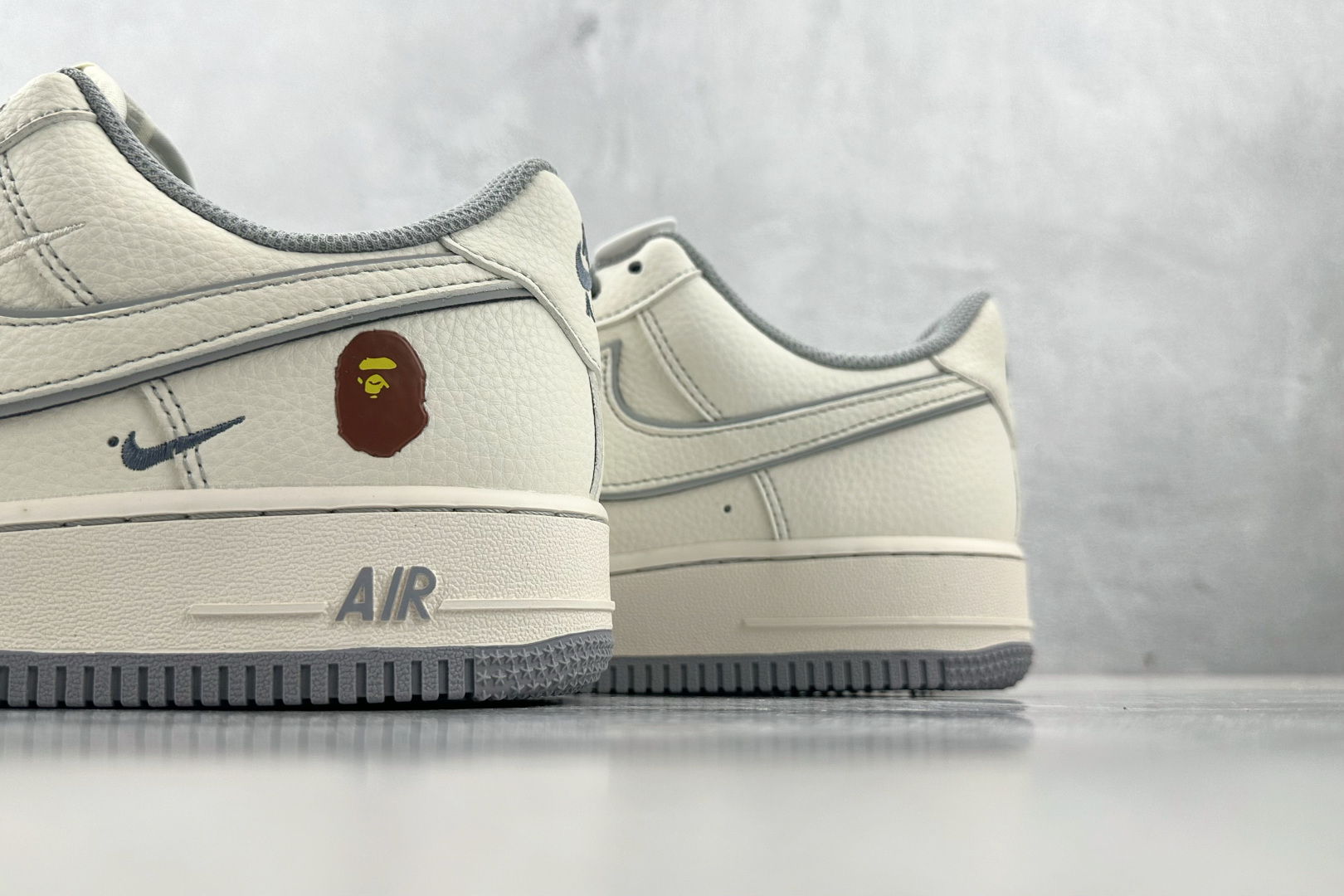 XC 
Nike Air Force 1'07  猿人头 联名 米白灰

货号：HH7518 065
尺