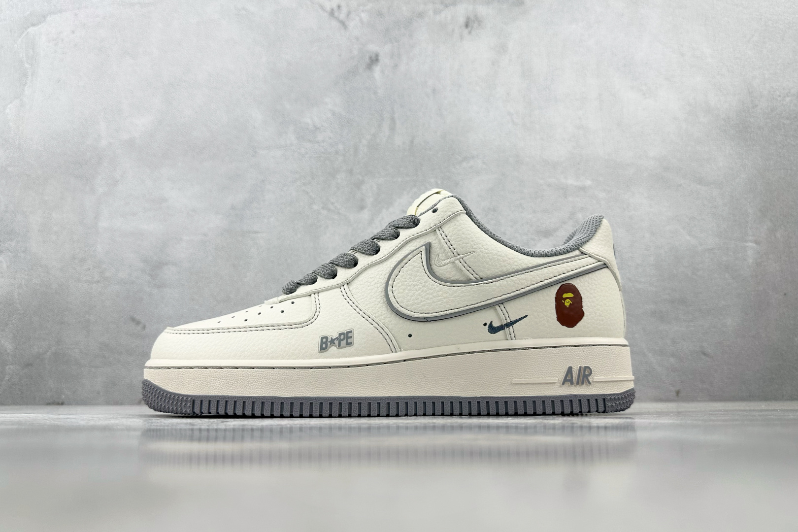 XC 
Nike Air Force 1'07  猿人头 联名 米白灰

货号：HH7518 065
尺