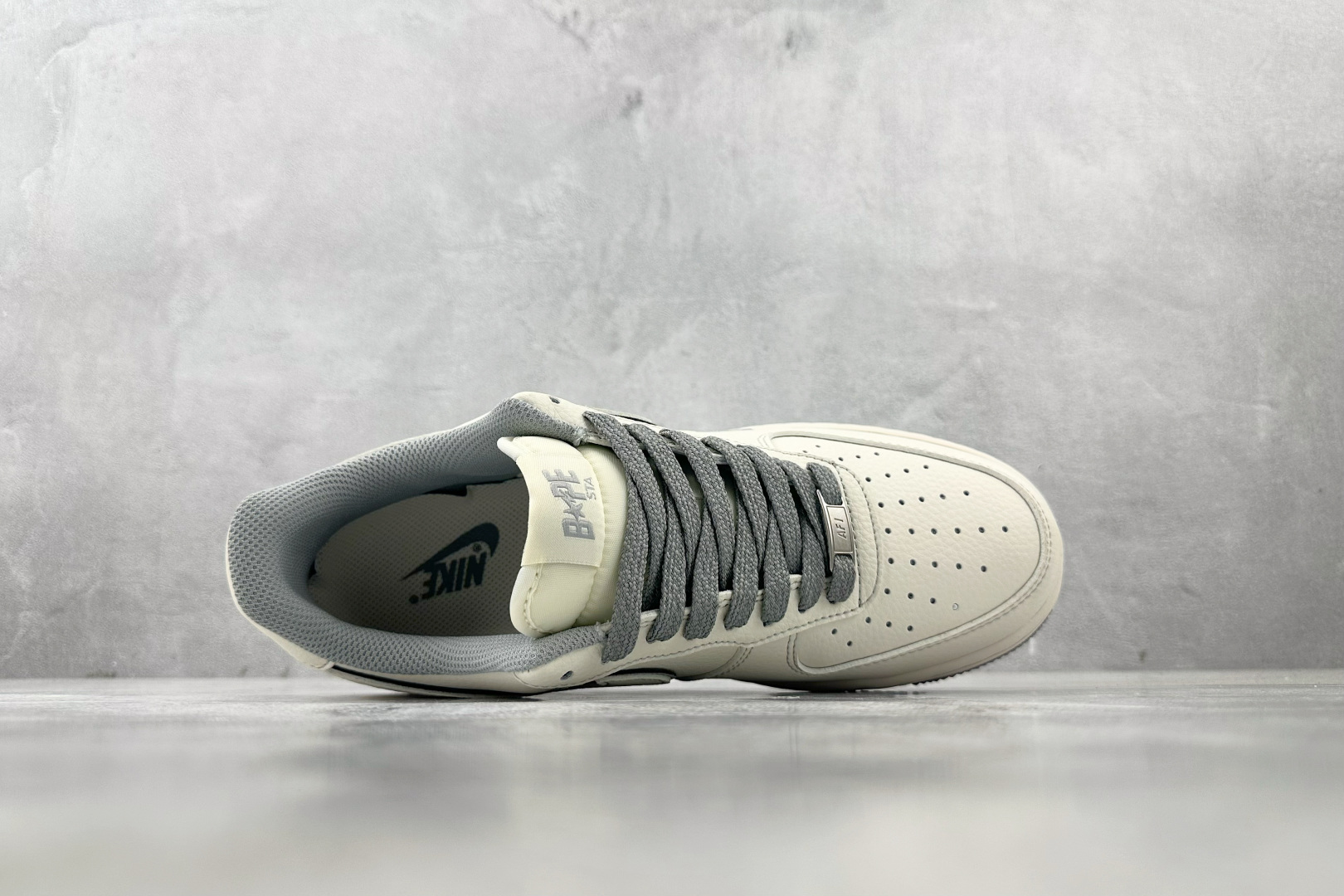 XC 
Nike Air Force 1'07  猿人头 联名 米白灰

货号：HH7518 065
尺