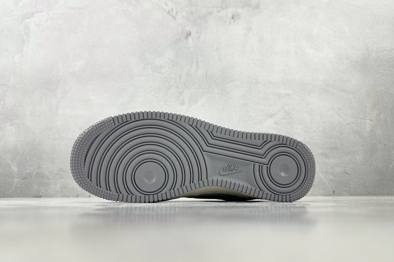 XC 
Nike Air Force 1'07  猿人头 联名 米白灰

货号：HH7518 065
尺